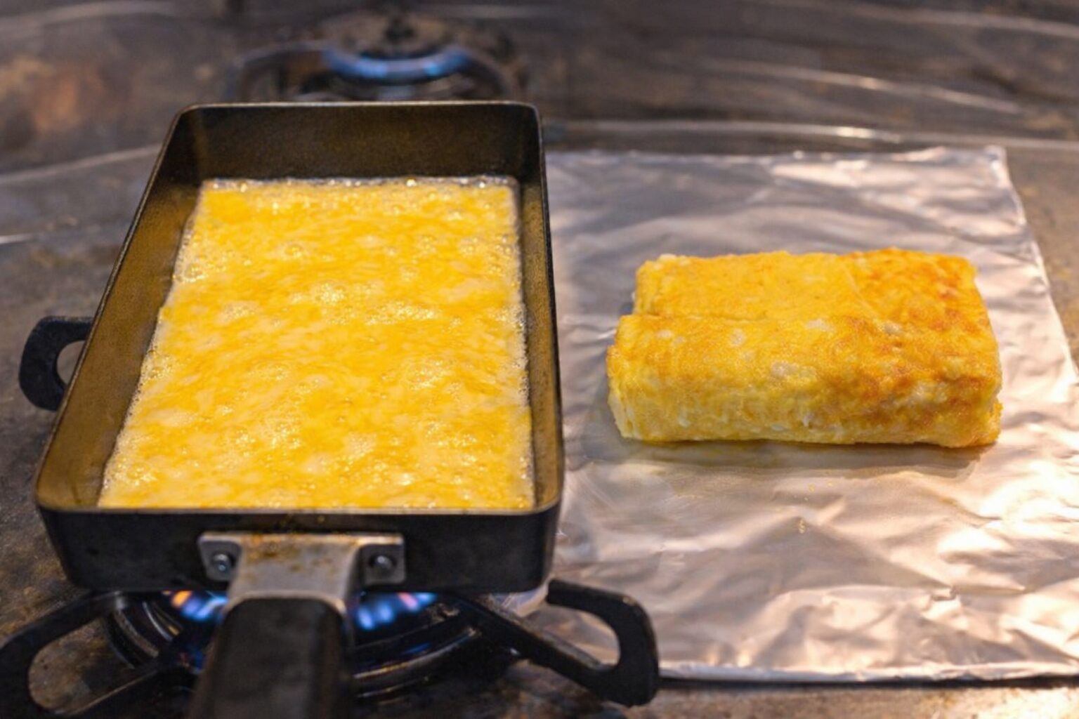 卵焼きの基本手順｜フライパンに卵液を均一に広げた状態と完成したふっくら卵焼きの比較