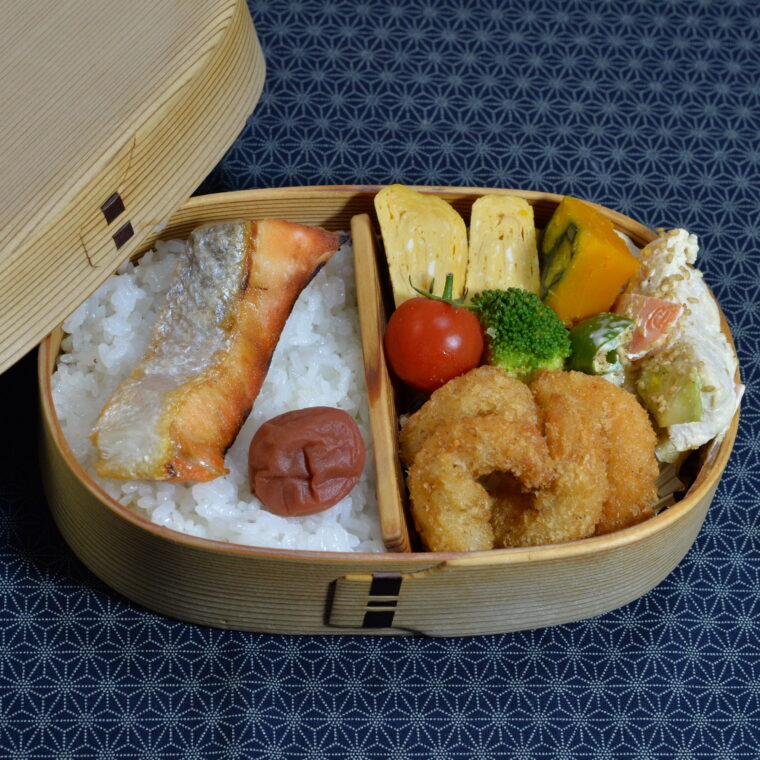 曲げわっぱに鮭弁当を詰めた60代夫婦の手作り弁当