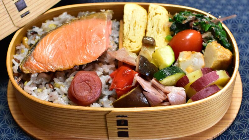 野菜たっぷりで整える｜銀乃すけの焼き鮭わっぱ弁当 