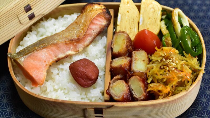 じゃがいもの肉巻き弁当｜外カリッ中ホクホクの食感を楽しむ曲げわっぱ弁当
