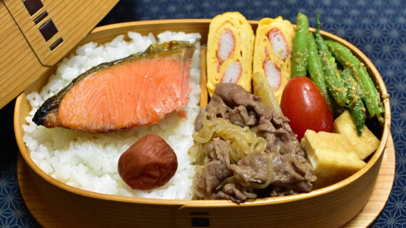 和牛すき焼きと焼き鮭の牛鮭弁当｜少し贅沢なお昼を楽しむ曲げわっぱ弁当